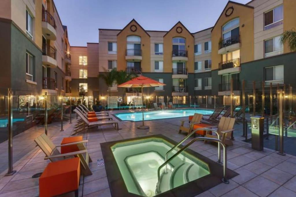 Zircon Zen - Quiet Retreat 2br Pool, Jacuzzi Marina