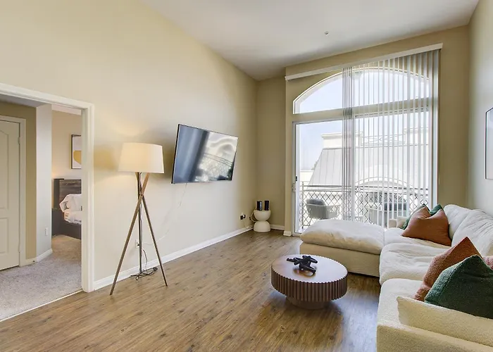 Zircon Zen - Quiet Retreat 2Br Pool, Jacuzzi Marina